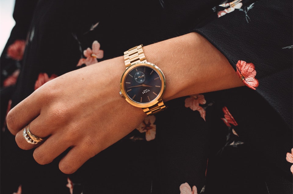 What Wrist Does A Woman Wear A Watch Details To Know